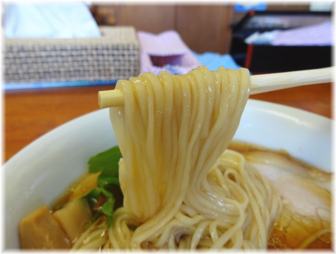飯田商店3 醤油らぁ麺の麺