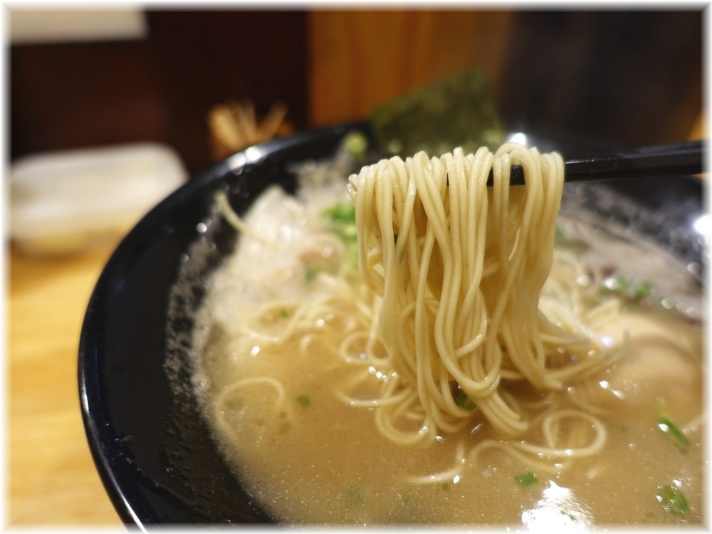 博多一瑞亭三田店3 味玉チャーシューメンの麺