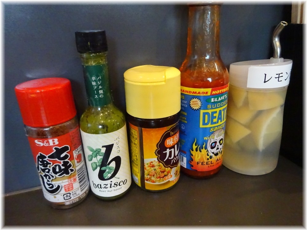 煮干乱舞 卓上の調味料