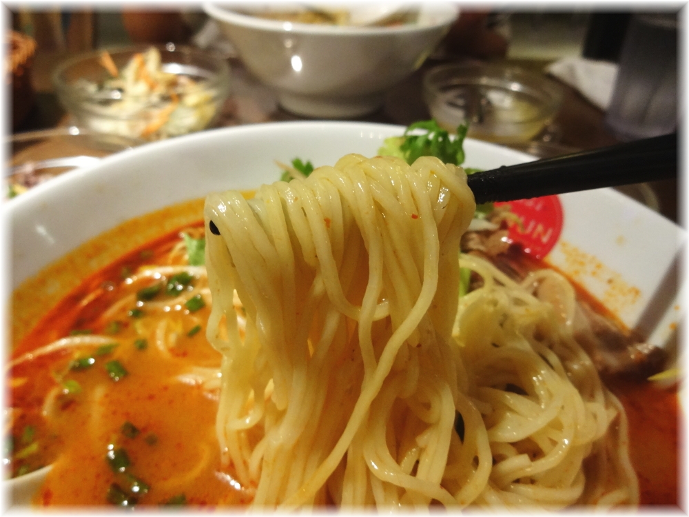 ティーヌン トムヤムラーメンの麺
