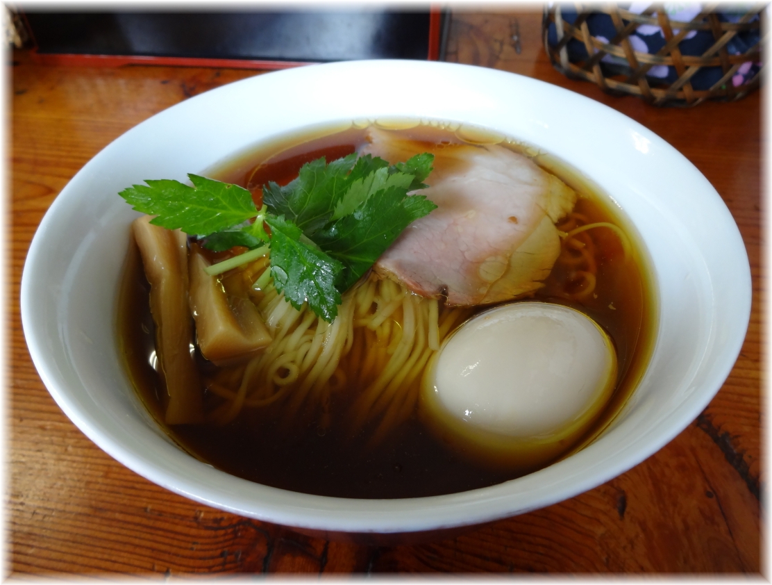 飯田商店 醤油らぁ麺に味玉