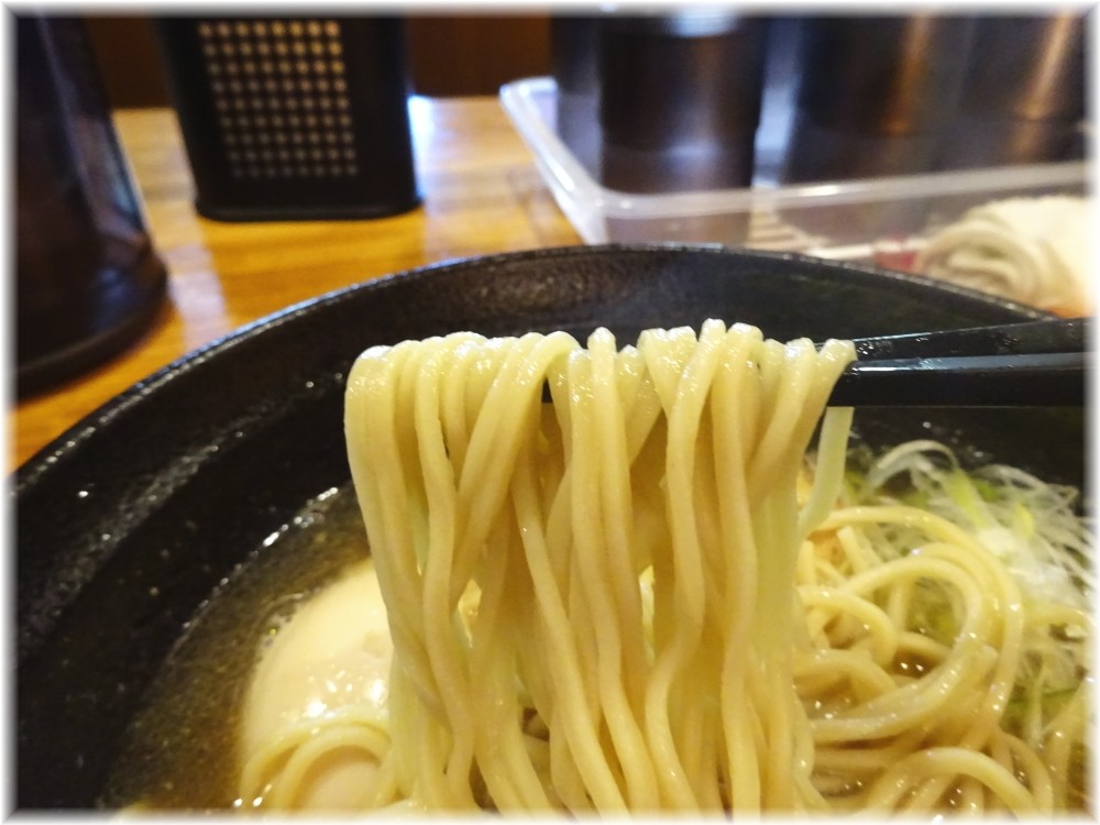 麺屋ひな多 鯵煮干しそばの麺