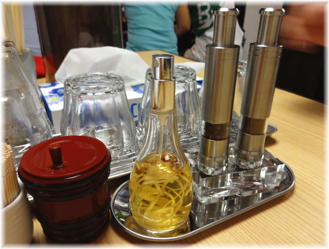 MENSHOTOKYO 卓上の調味料