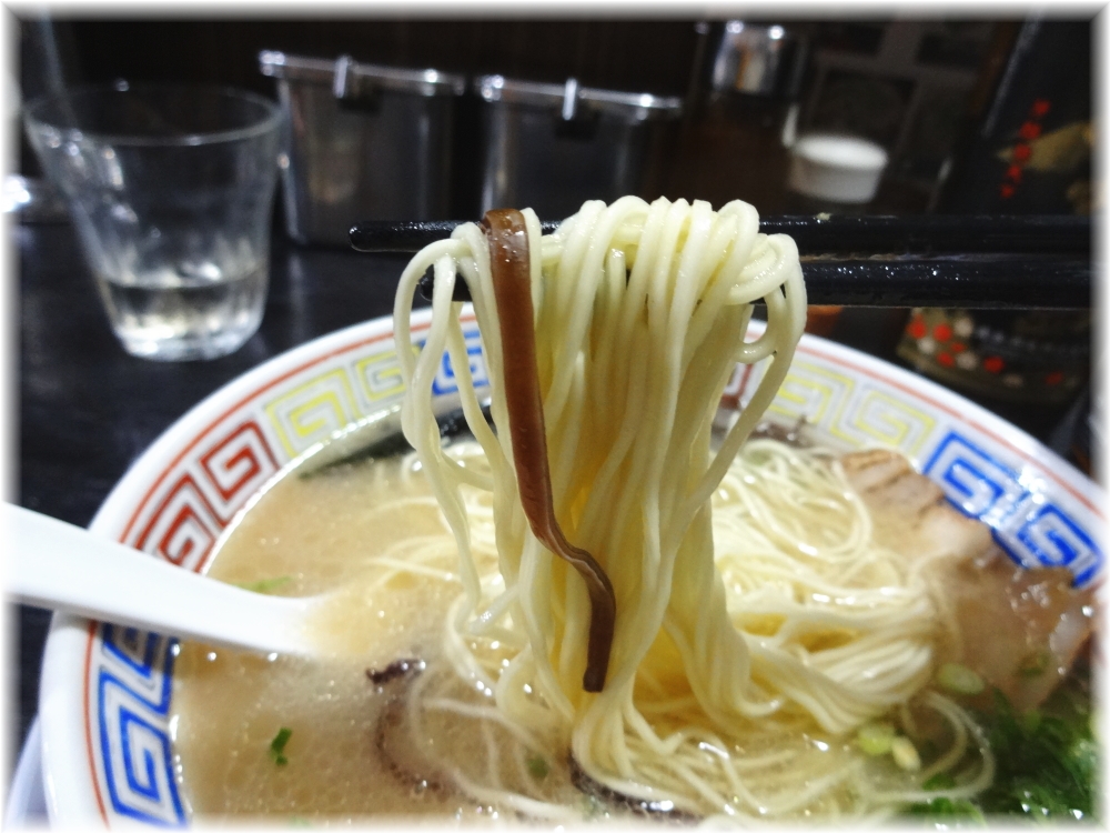 博多ラーメンよねちゃん2 ラーメンの麺