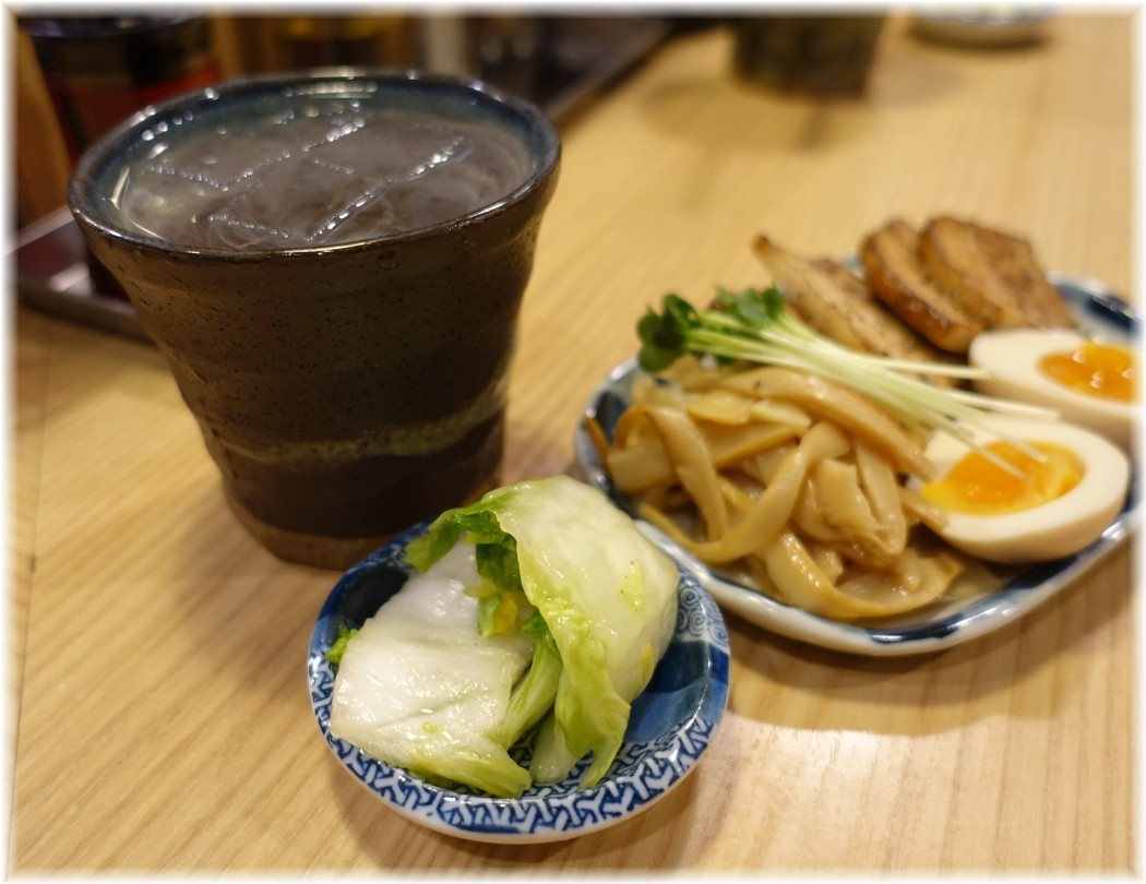 流。 焼酎の前割りのお漬物とおつまみ3種に
