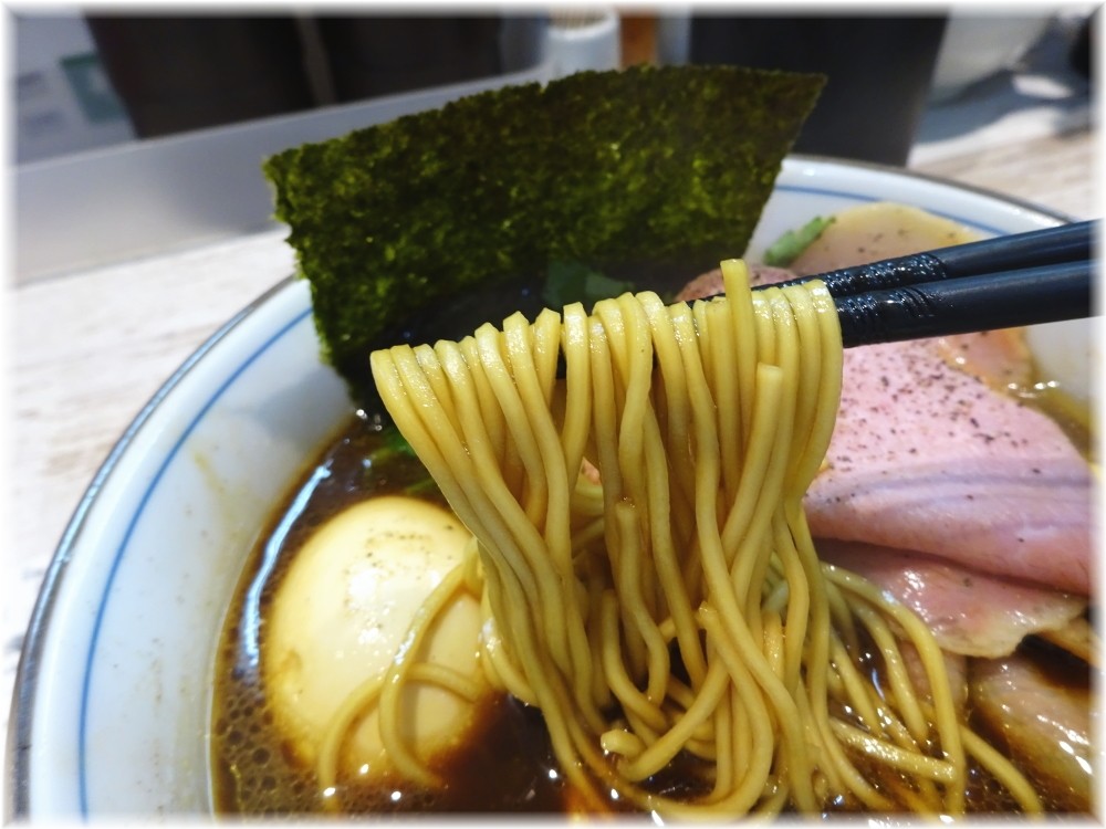 中華そば四つ葉3 四つ葉ブラックの麺