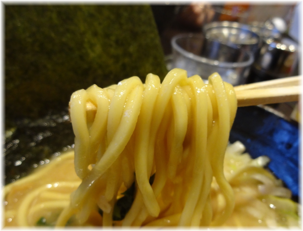 ゴル家 ラーメン味玉入りの麺