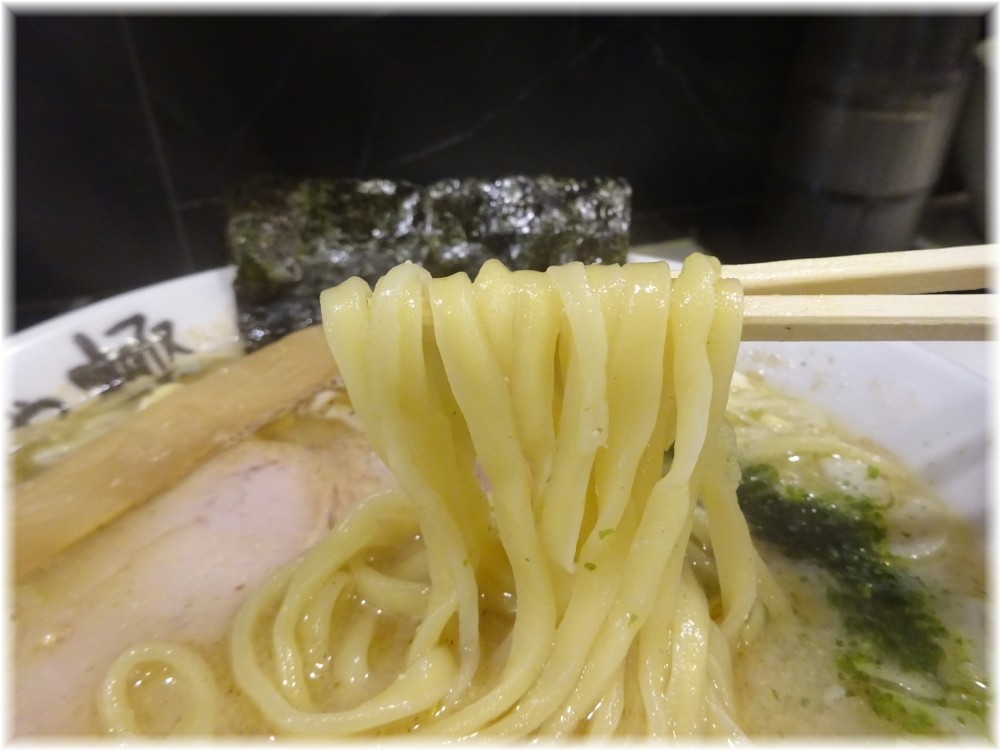 麺や極 山形辛味噌らーめんの麺