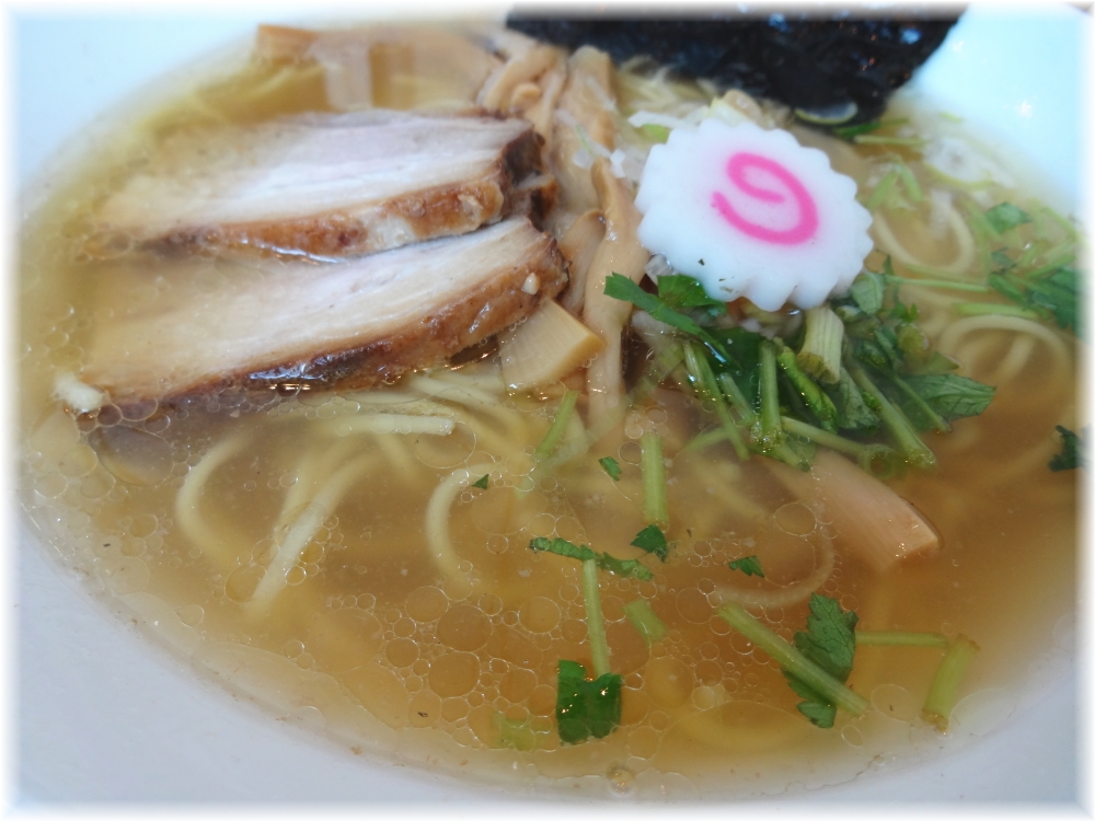 麺や甍(いらか) 塩煮干中華そばのスープ