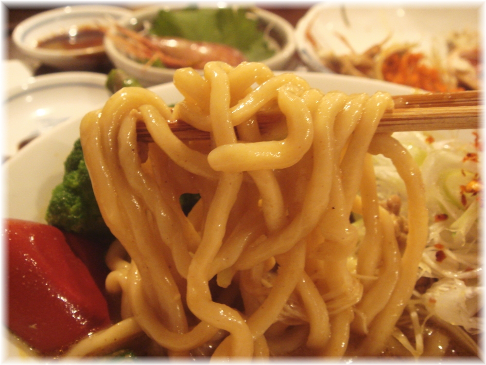 金町製麺 ポークスパイシー麺の麺