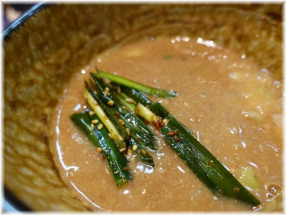 中華そば四つ葉4 つけ汁にニラの辛いの