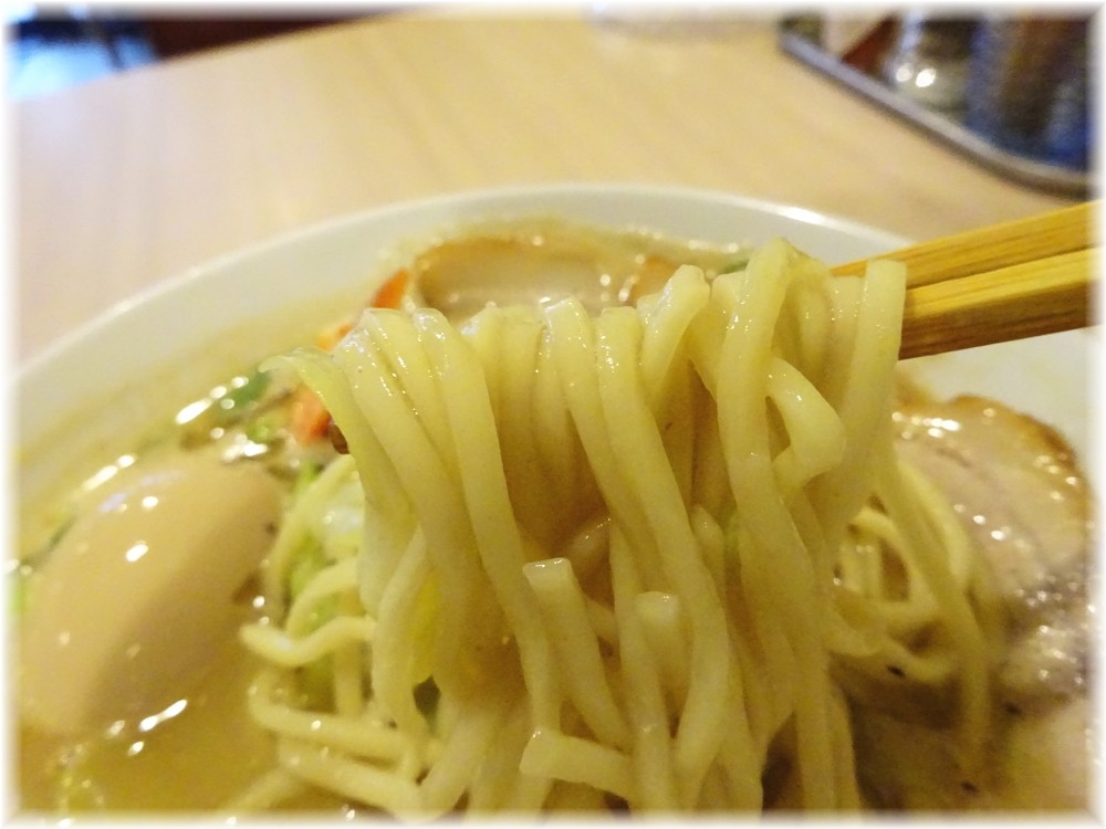 カッパハウス 全部入りシーフードらーめんの麺
