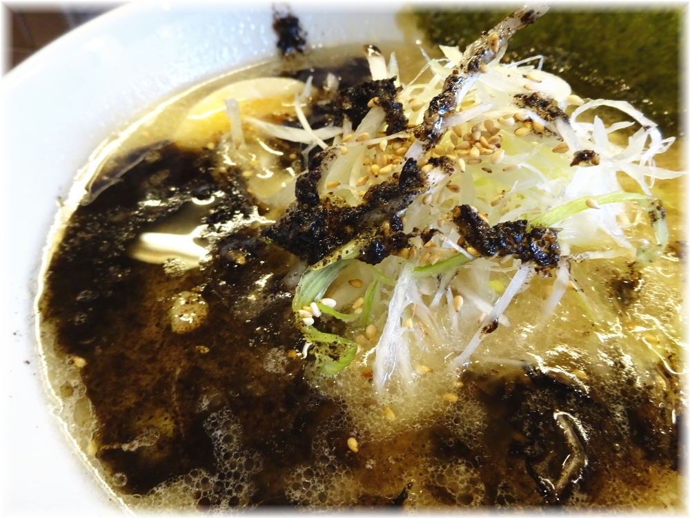 麺館SHIMOMURA 黒とんこつのスープ