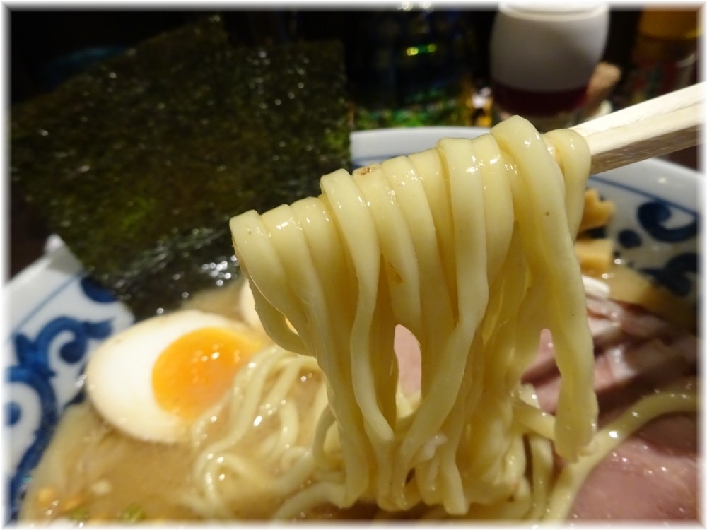 斑鳩市ヶ谷本店 特製濃厚らー麺の麺