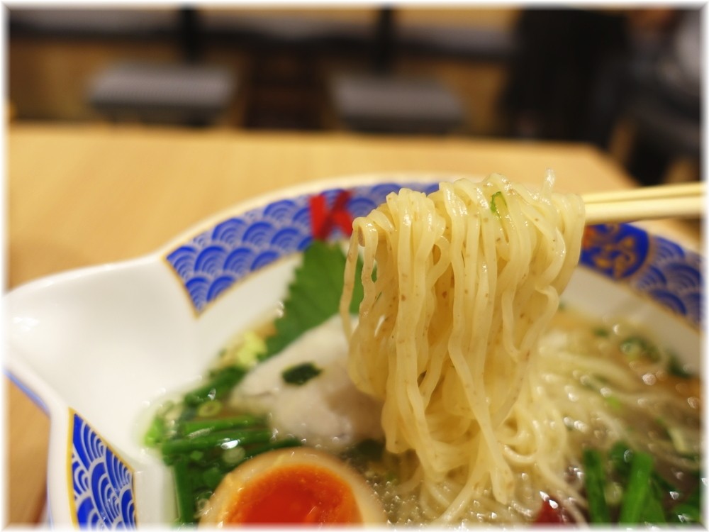 八代目けいすけ ふぐだし潮らーめん(味玉)の麺