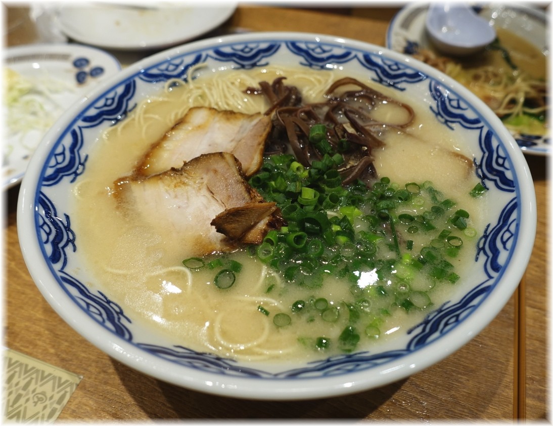 博多らーめん食堂由丸 博多らーめん
