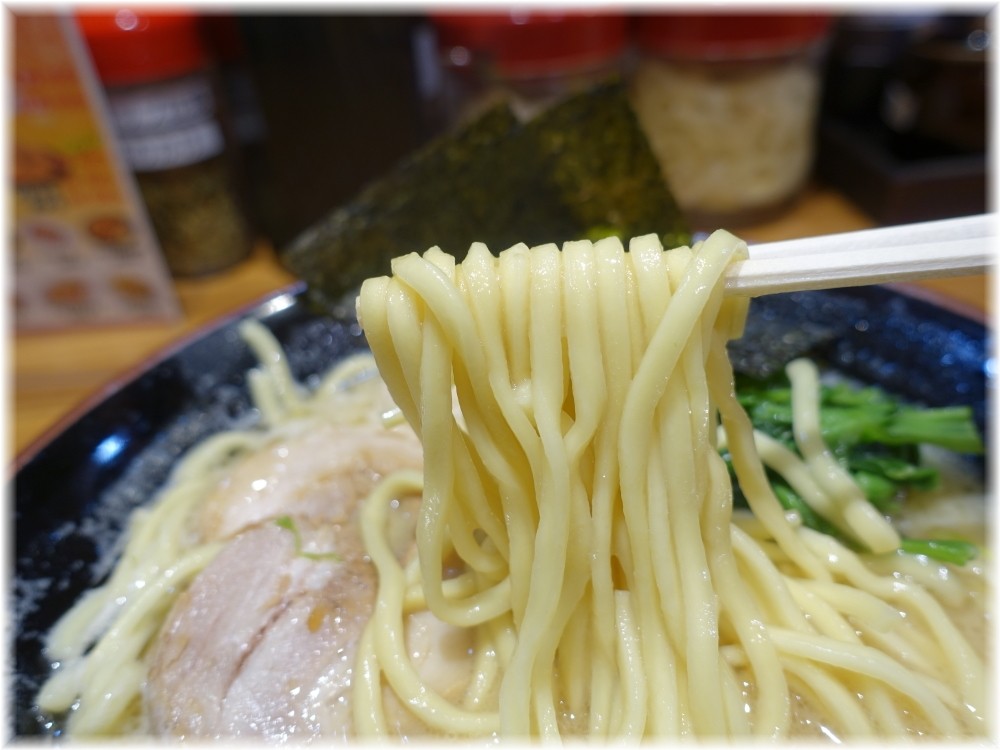 品川家三田店 家系ラーメンの麺