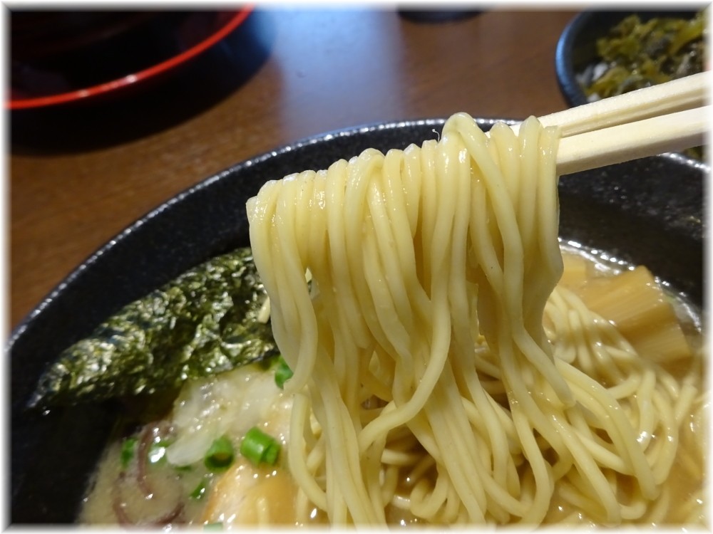 葉隠HAGAKURE 豚骨らぁめんの麺