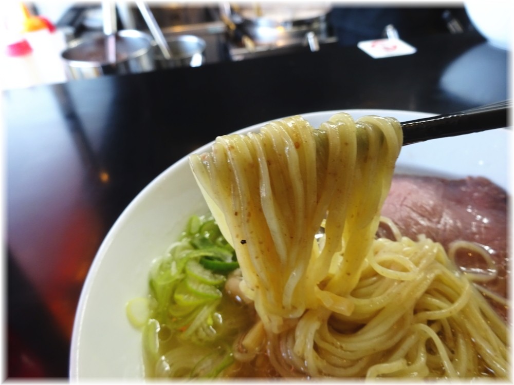 マタドール2 贅沢焼牛塩らぁ麺の麺