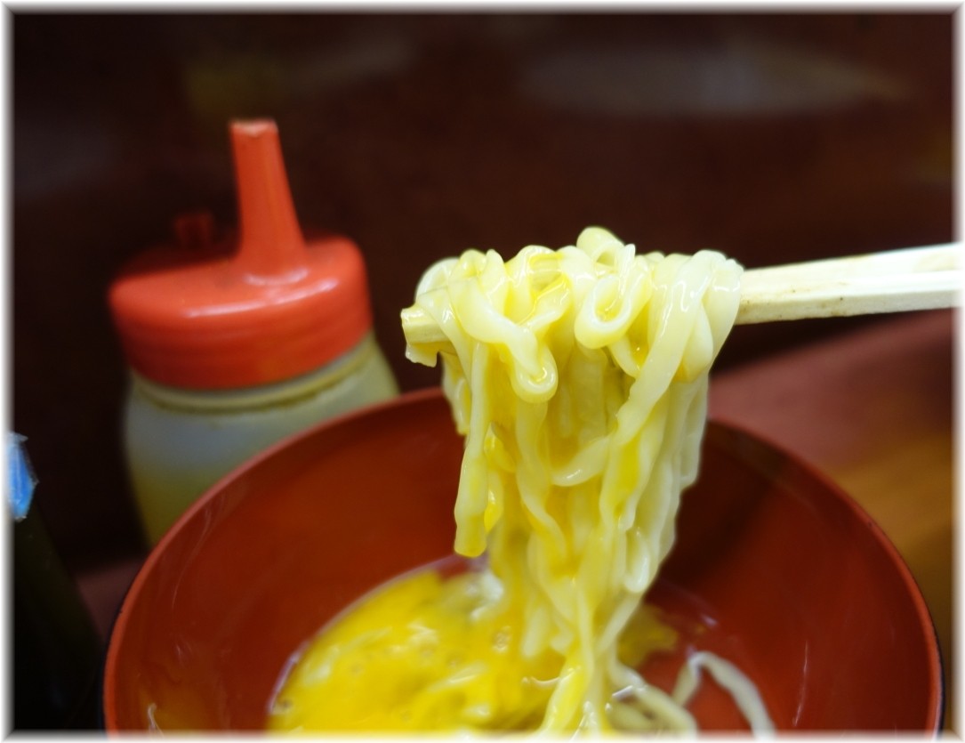 若月4 つけ麺の麺を生卵に絡めて