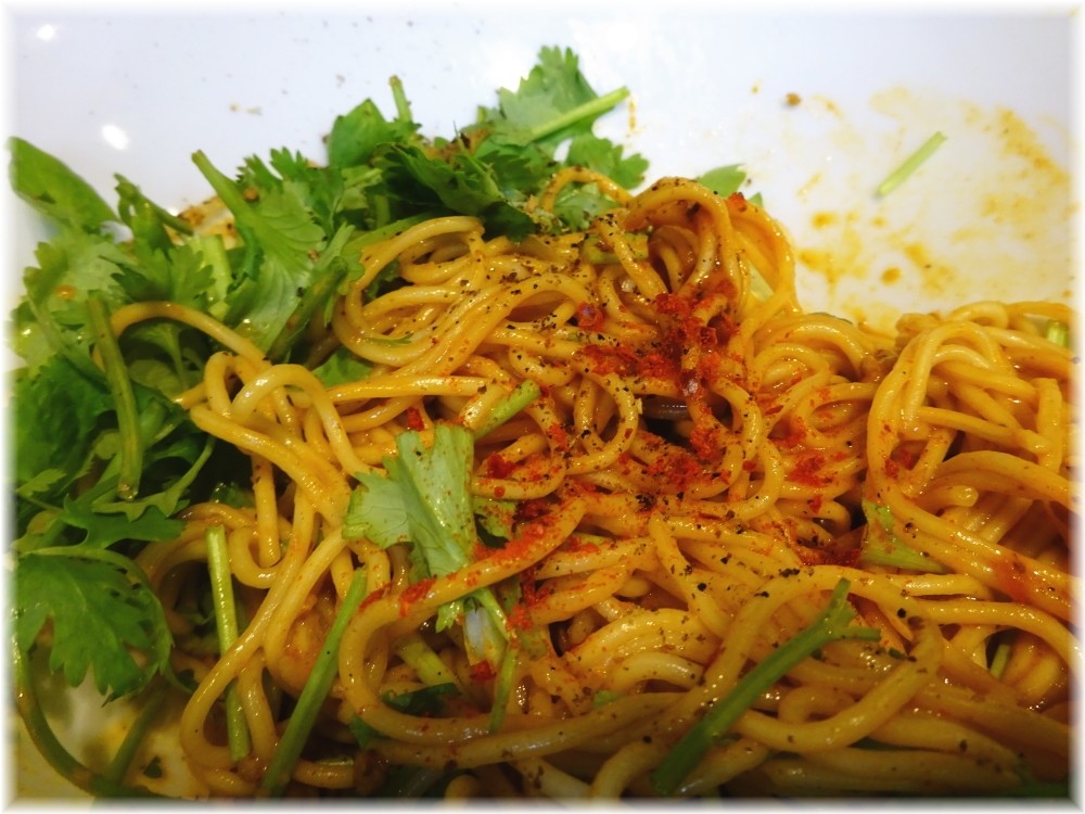 たんぽぽ 汁なし担々麺(細麺)に粒山椒と唐辛子