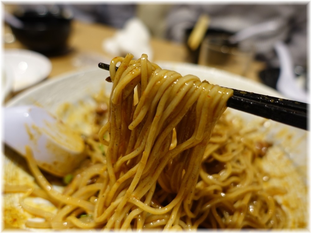 辰池袋南口店 冷やしラム担々麺の麺