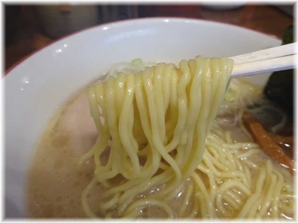 百歩ラーメン 百歩ラーメンの麺