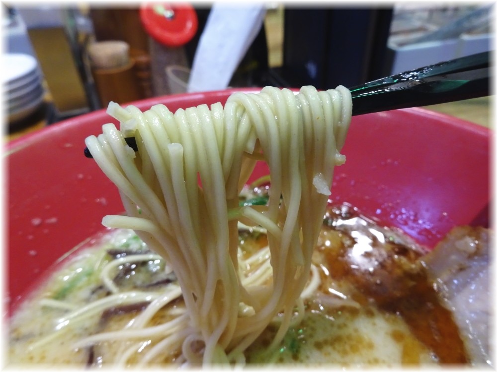 一風堂みなとみらい 赤丸の麺