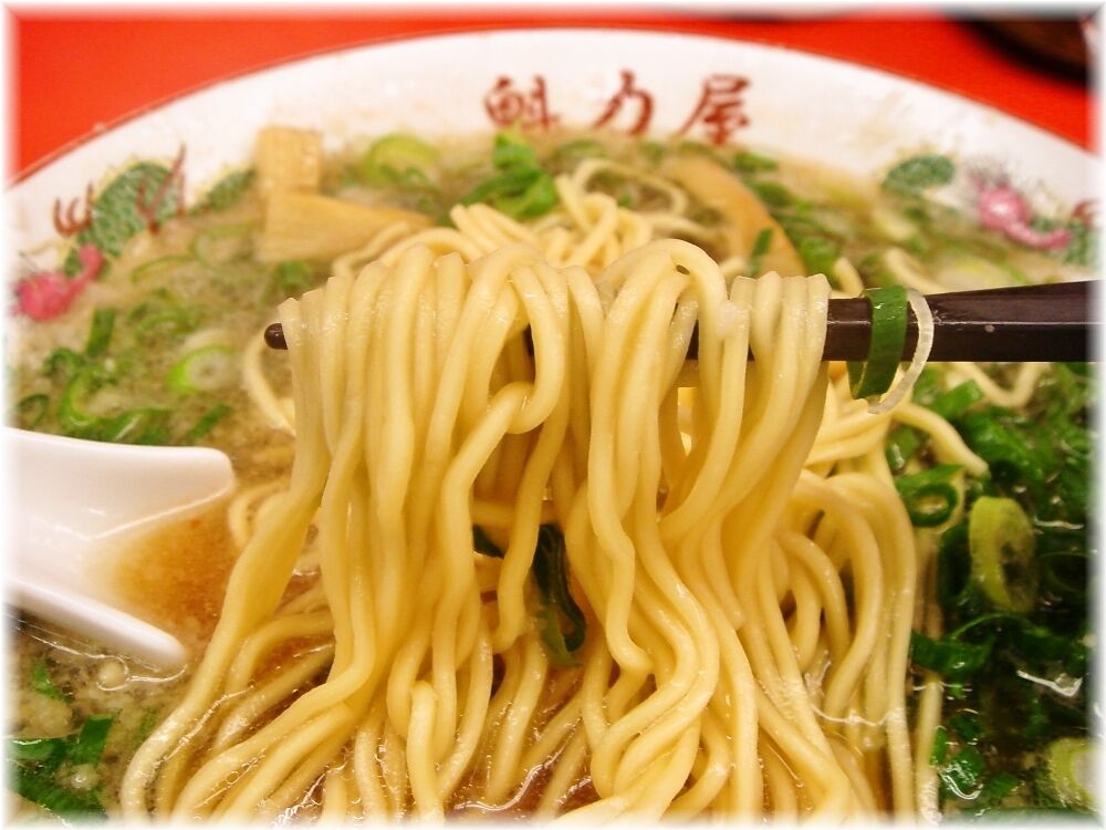 魁力屋 特製醤油ラーメンの麺