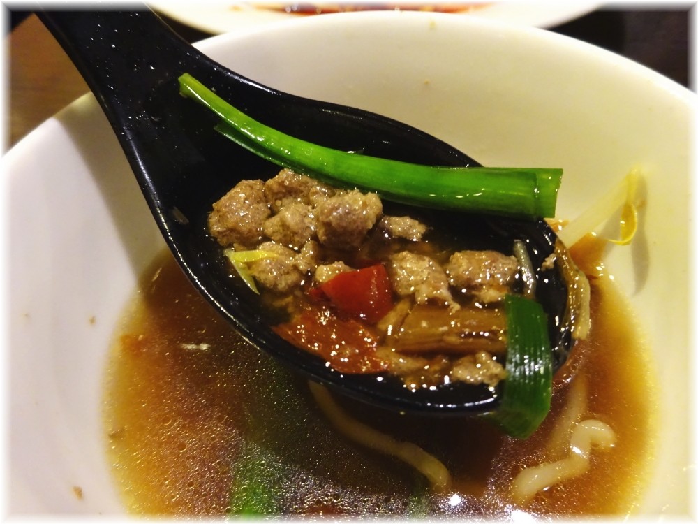 瑩瑩 台湾ラーメンの謎肉ww