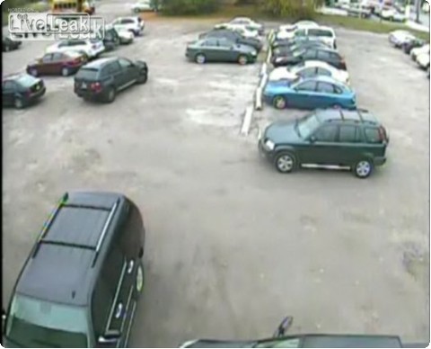 駐車を豪快に失敗して別の車に乗り上げる動画 駐車を豪快に失敗して別の車に乗り上げる動画