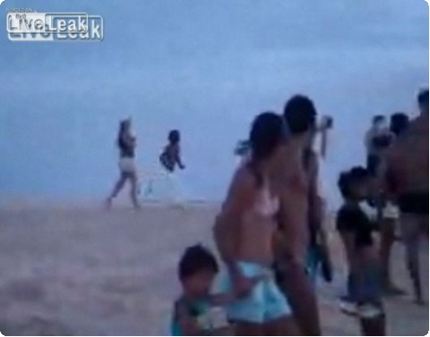 砂丘をバックフリップで駆け下りる 砂丘をバックフリップで駆け下りる