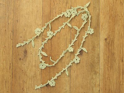 かぎ針で胸元を可愛く飾る ラリエット の手編み方法 Handful ハンドフル