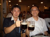 渡部潤一氏(右)と乾杯する小生(左)