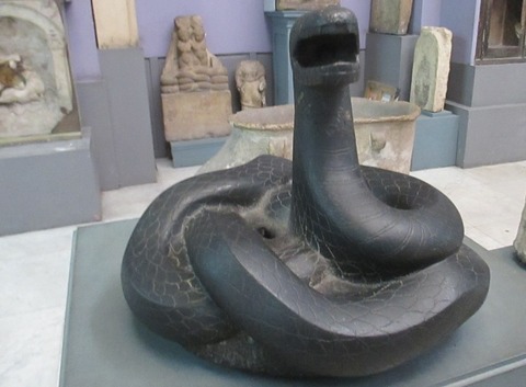 古代エジプトの貯金箱？蛇のオブジェ。 : カイロ～天使たちの暮らす街～