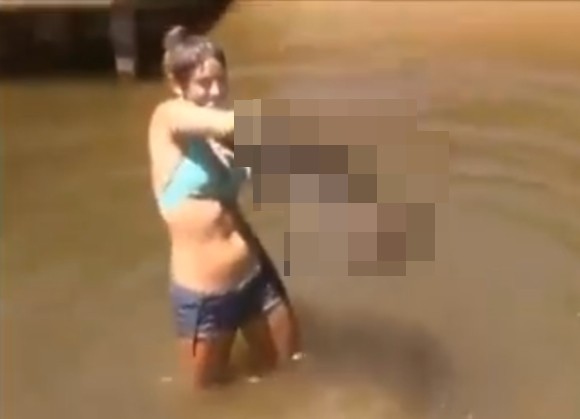 手掴み 女性 川魚 巨大 ナマズ