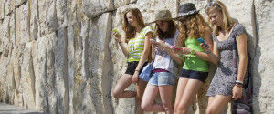 n-GIRLS-TEXTING-medium