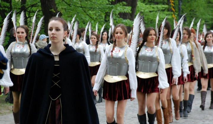 このドスケベ服がポーランドの女子士官学校の制服ってマジ？