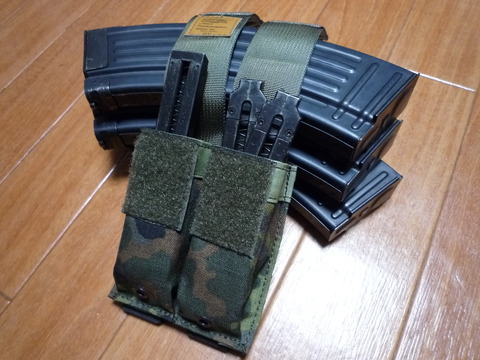 電動ハンドガンの割り箸マガジンを挿した図