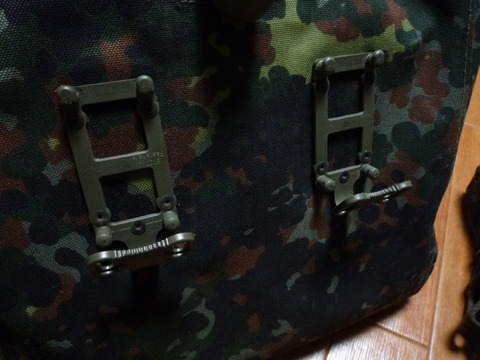 裏面の留め具