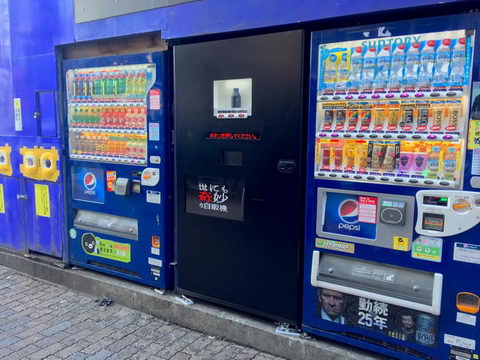 【画像】彡(ﾟ)(ﾟ) 「お！マンションの横、自販機置かれるんか、コカコーラかなサントリーかな」