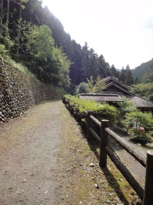 横の遊歩道_400