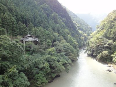 川沿いのお店_400