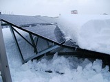 積雪で押し潰された太陽光パネル