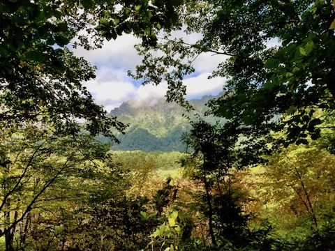山の向こう