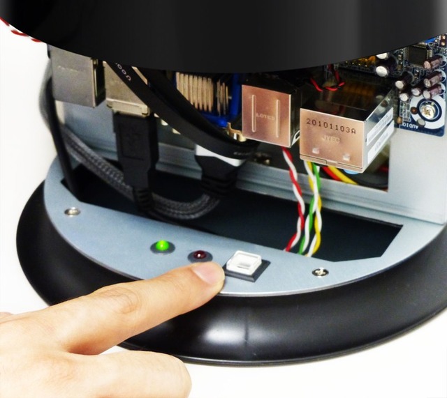 スイッチはカバーを少し持ち上げて押します