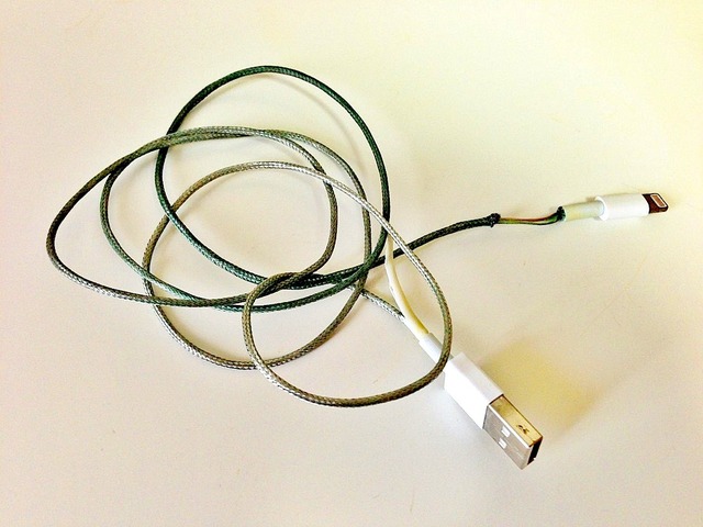 被覆が剥けたLightningケーブル