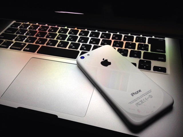 MacBook ProとiPhone 5c ホワイト