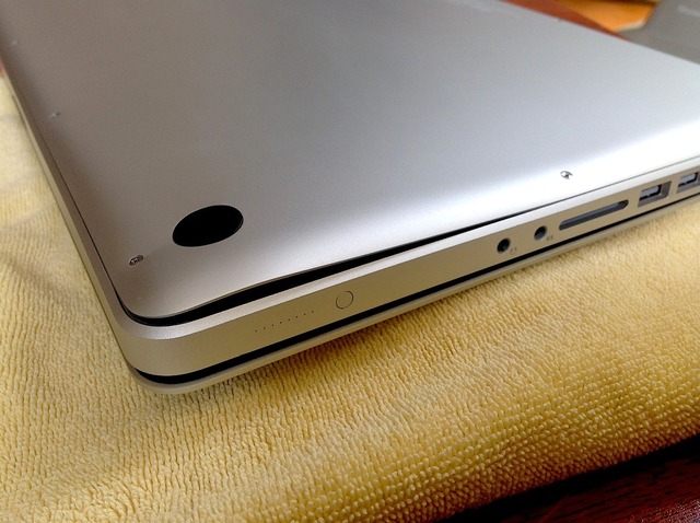 MacBookProのバッテリーが膨張してた