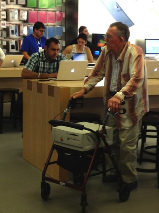 Apple StoreにPower Macintosh 7x00を持って現れたらお爺さん